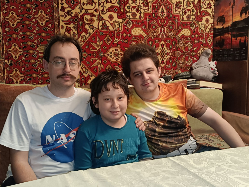 Со средним братом Михаилом и младшим братом Ильёй..jpg