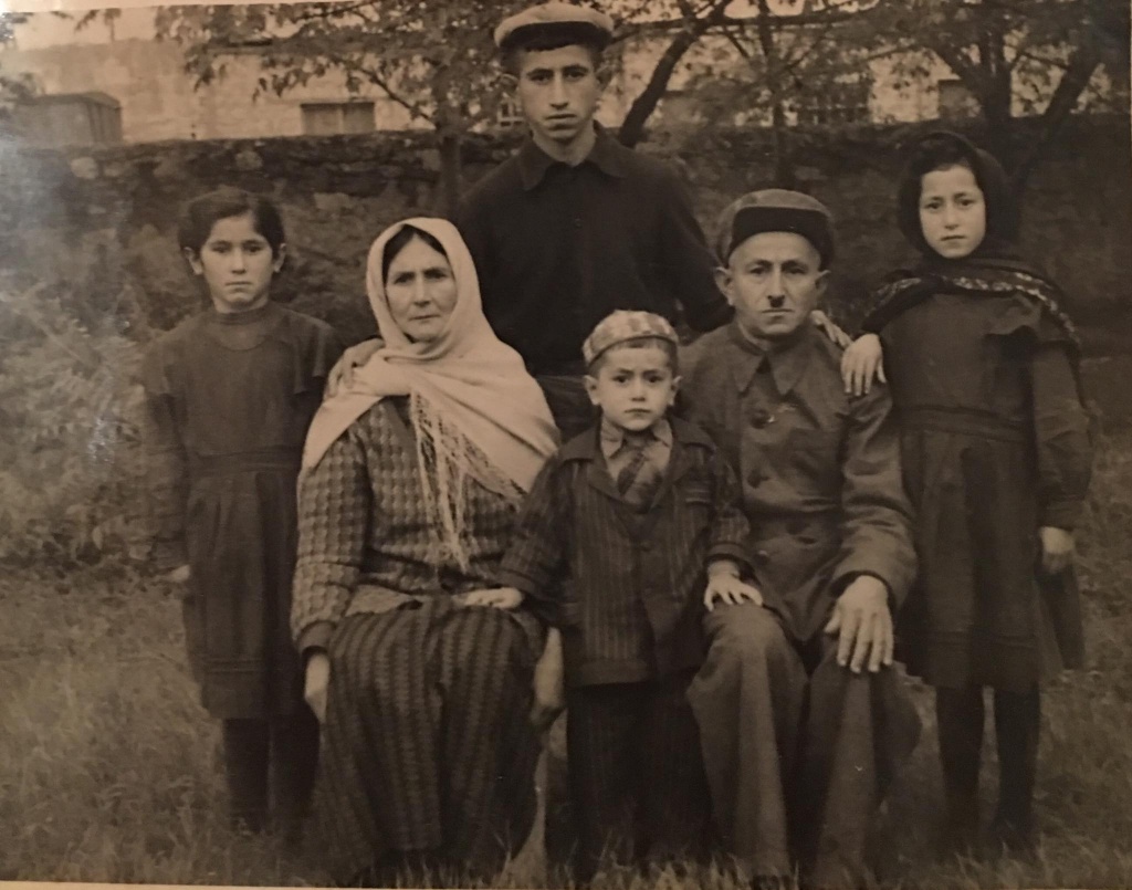 Шалум и Рахиль Михайловы с детьми - Сара, Яффа, Рамбом высокий и Хизкие между родителями.jpg