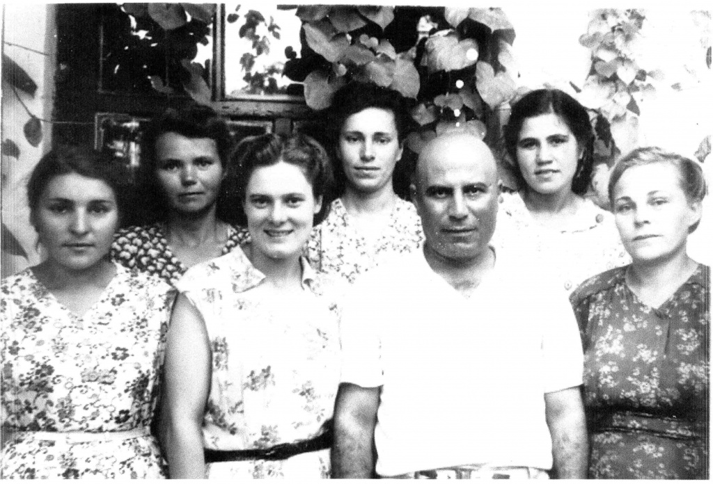 Авадия Захаров с работниками типографии