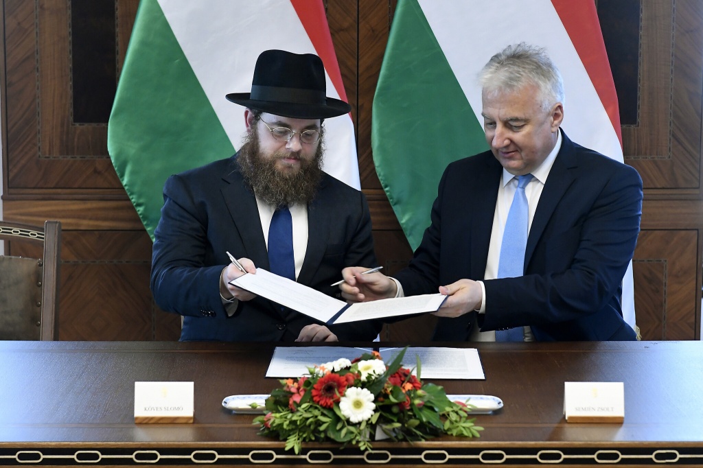 Заместитель премьер-министра Венгрии Жолт Семьен и главный раввин EMIH Шломо Кёвеш подписывают соглашение, 11 ноября 2019 года.