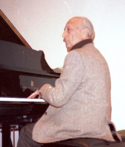 Władysław Szpilman przy fortepianie. Fot. Archiwum rodzinne.jpg