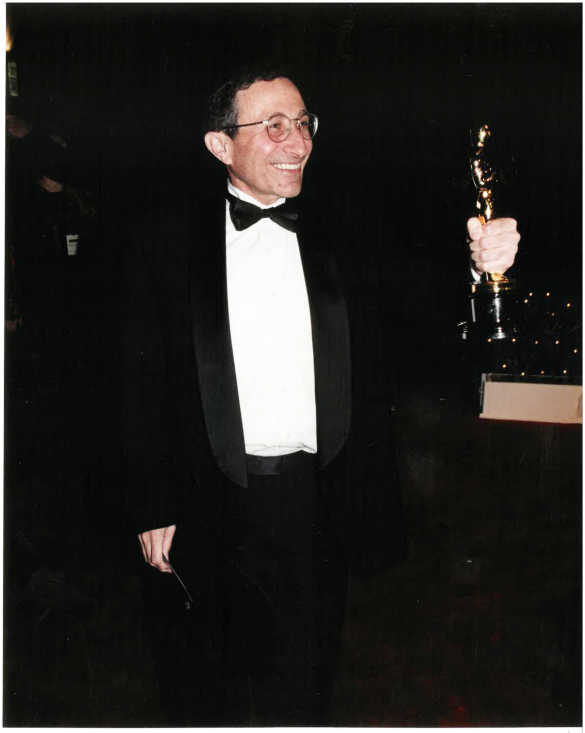 Rabbi_Marvin_Hier_with_his_1998_Oscar.jpg