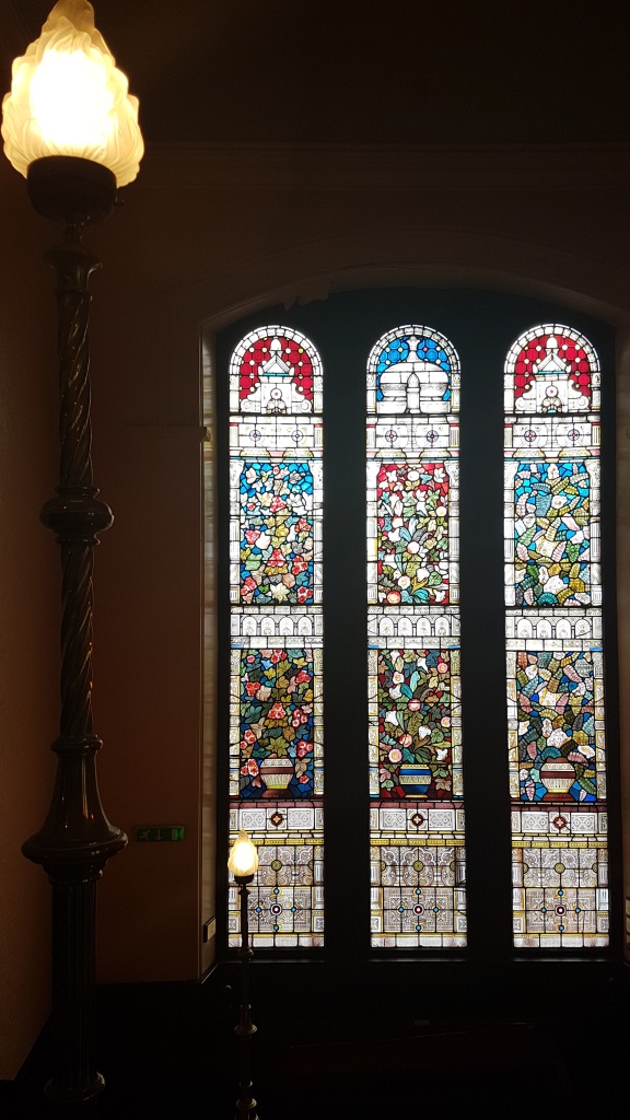 Garnethill_Synagogue,_Glasgow_13_-_staircase_and_stained_glass_window.jpg