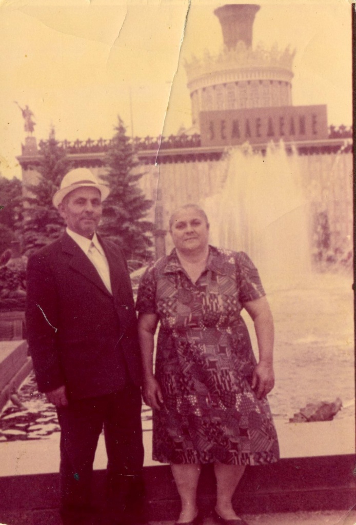 Хизгияев Зарахия с женой Тури на ВДНХ.jpg