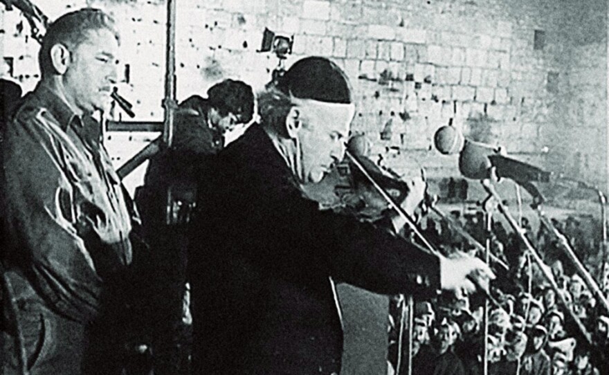 Менухин у стены Плача в 1978 г., концерт в честь Кэмп-Дэвидского соглоашения. .jpg