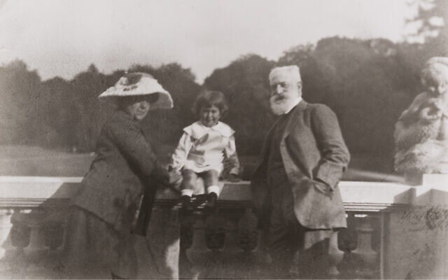 Franz-Philippson-Mathilde-Mayer-and-their-grand-daughter-Domaine-du-Château-de-Seneffe-Archives-e1631626563687-640x400.jpg