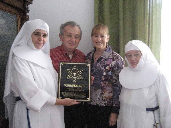 Джерри Гликсон и монахини с памятной доской.JPG