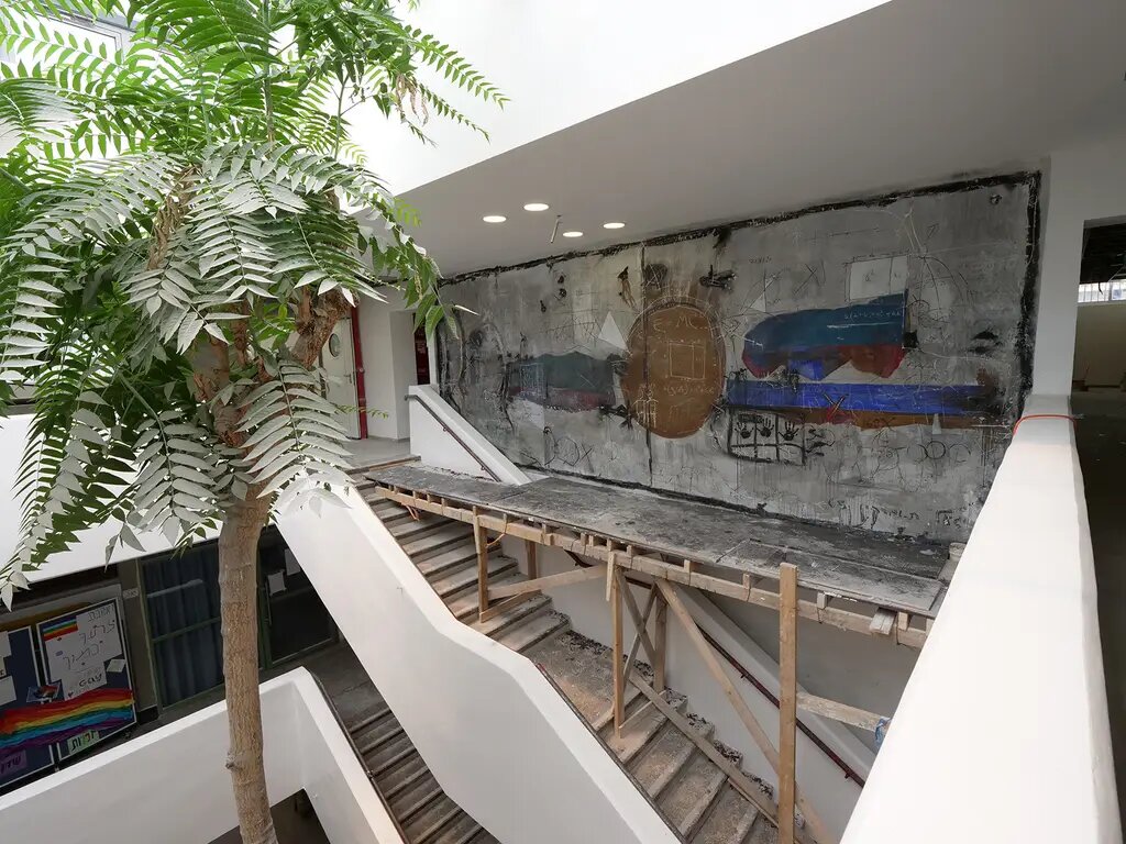 Стена с росписью Тумаркина в Тель-авивской школе.jpg