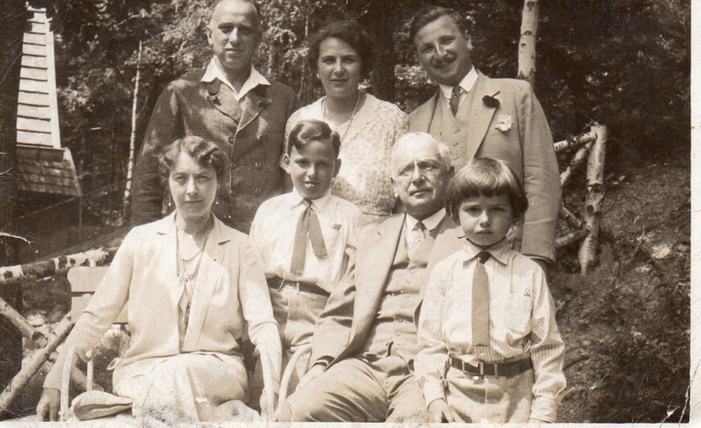 a-portrait-of-the-oppenheimer-family-from-the-mid-1930s.jpg