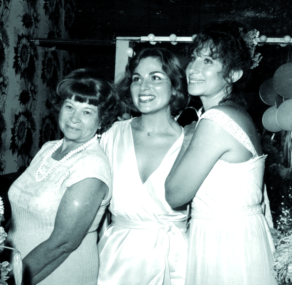 Barbra-with-her-mum-and-sister-Shelly-2.jpeg