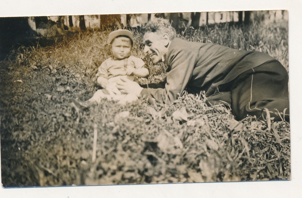 Гирш Медалье с сыном Борисом. Смоленск, 1950 г..jpg
