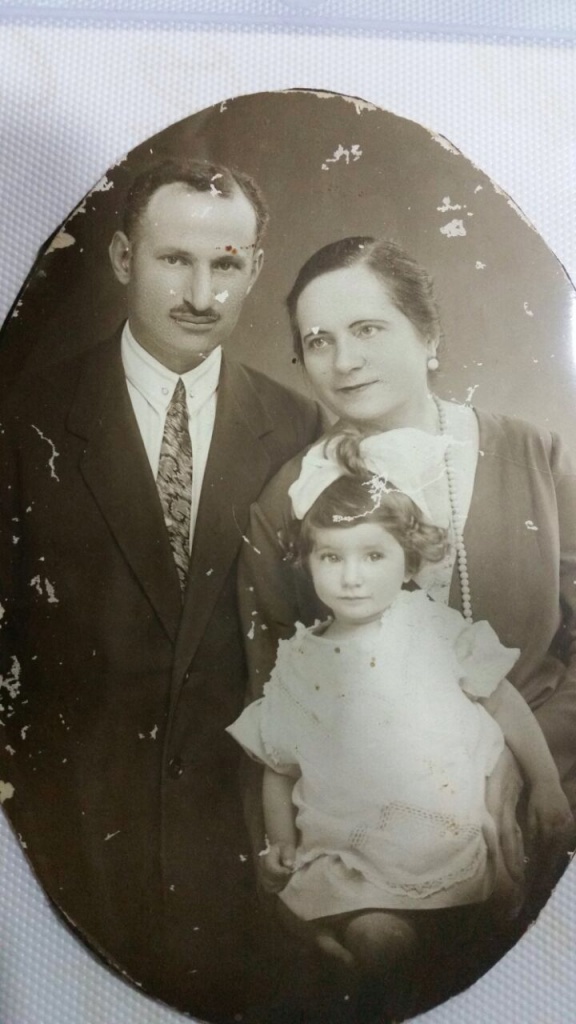 2. Ханукаев П.И. с женой Станиславой и дочерью Мириам.JPG