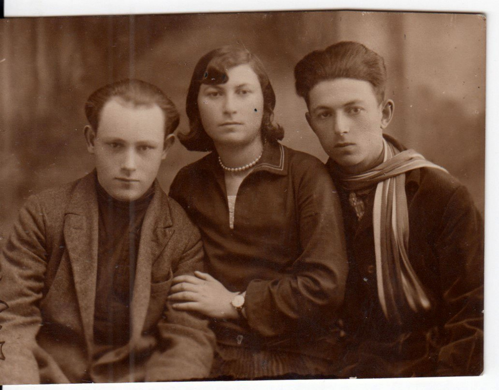 фото 21 Софья Иосифовна и справа брат, Лев Иосифович (кон. 1920х).jpg