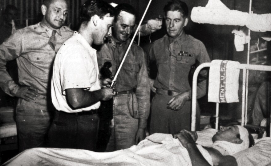Менухин играл для раненых в госпиталях во время 2-ой мировой войны.jpg