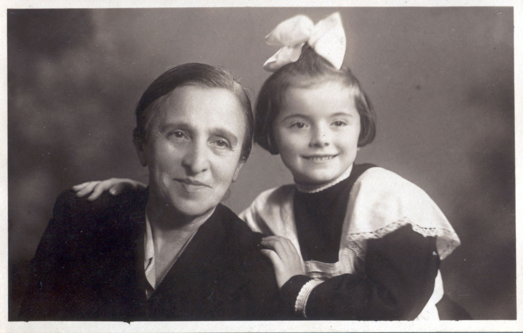 К. Березовская с внучкой Наталией . Конец 1950-х гг. Львов.jpg