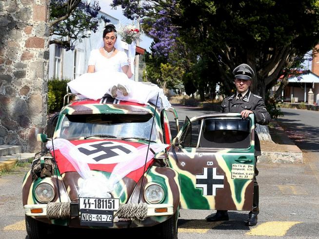 fernando-y-josefina-junto-al-coche-nupcial-decorado-con-estetica-nazi.jpeg