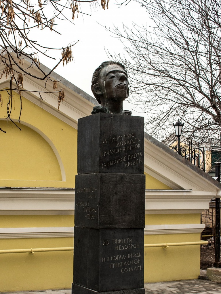 Памятник_Мандельштаму_в_Старосадском.JPG.jpg