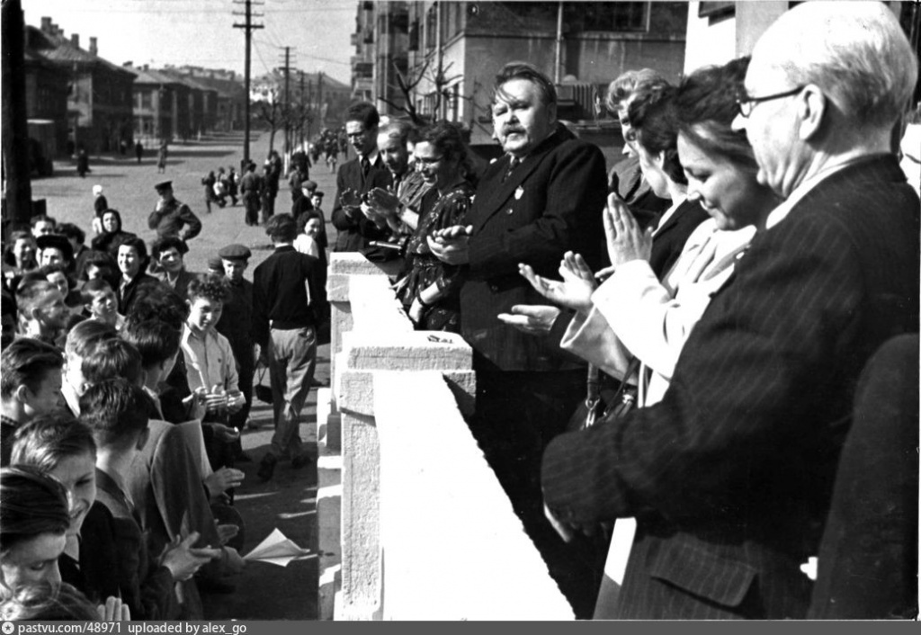 Аарон Фадеевич Шапиро - крайний слева, Снимок сделан на крыльце школы №315 в 1949 году..jpg