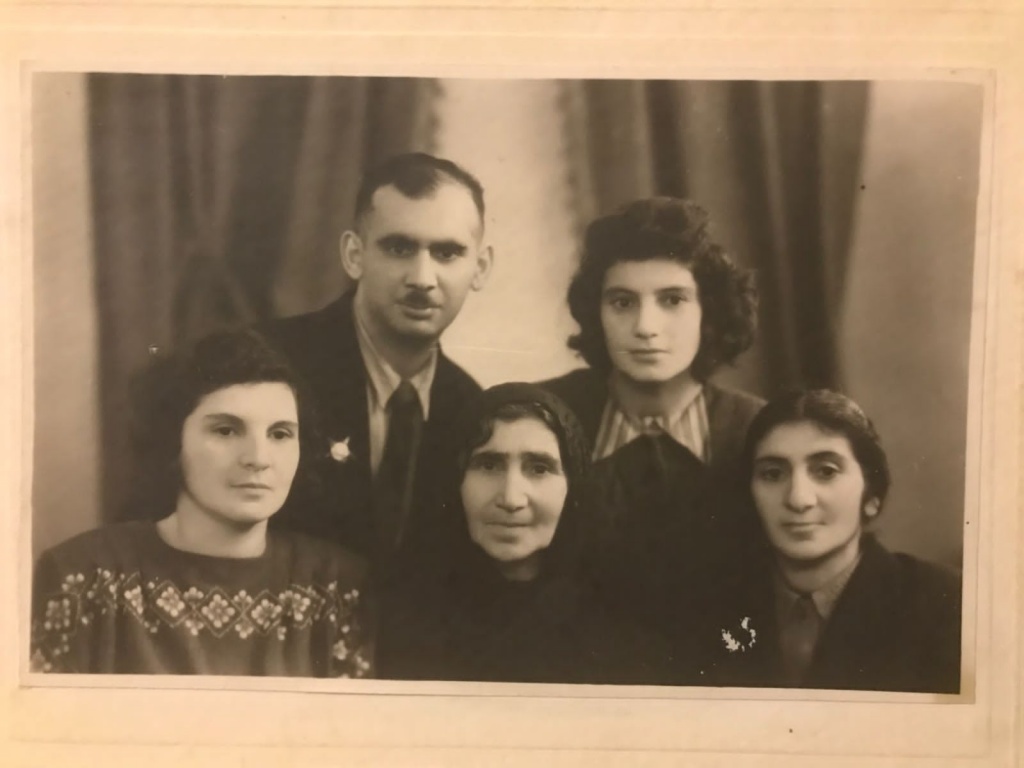 4. Абрамов Николай, его мать Роза и сестры Марг, Зоя и Тейло.JPG