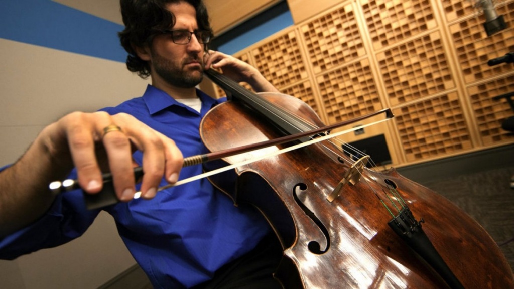 Амид Пелед с виолончелью Казальса.jpg