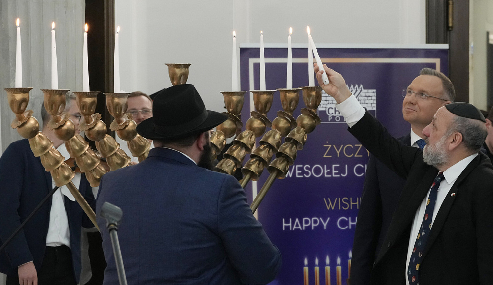После антисемитского инцидента в Сейме польские лидеры зажгли последнюю свечу Хануки