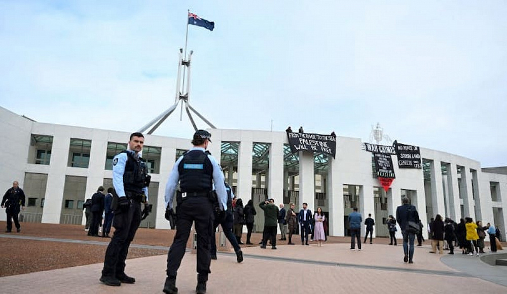 В Канберре демонстранты залезли на крышу парламента Австралии и развернули антиизраильские транспаранты