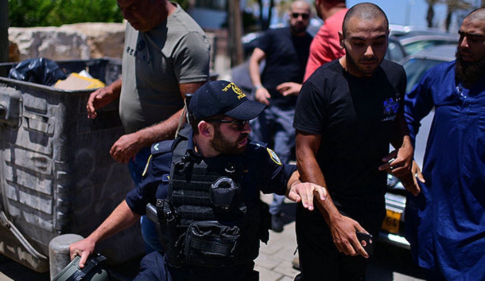 Полиция задержала восемь подростков в Яффо и Акко за осквернение флага Израиля и бросание камней