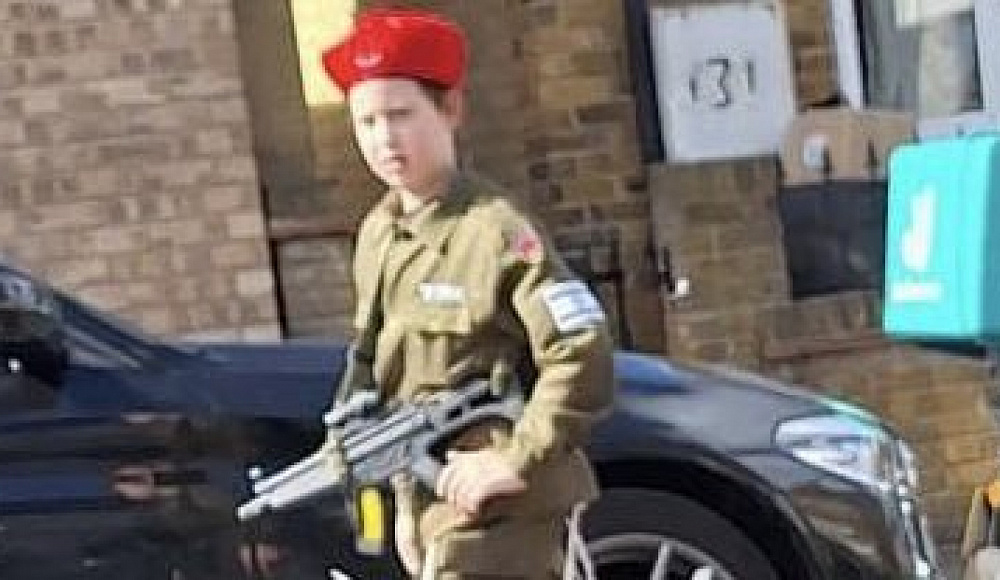 Еврейского школьника из Лондона «затроллили» в соцсетях за костюм десантника ЦАХАЛа на Пурим