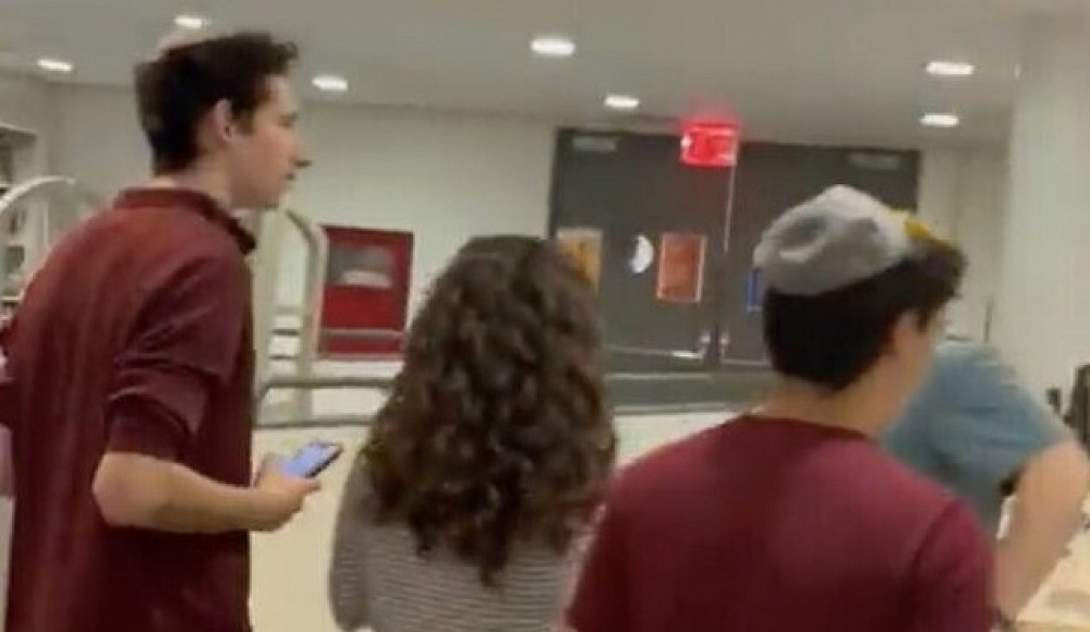 В Нью-Йорке еврейские студенты забаррикадировались в библиотеке колледжа от пропалестинских демонстрантов
