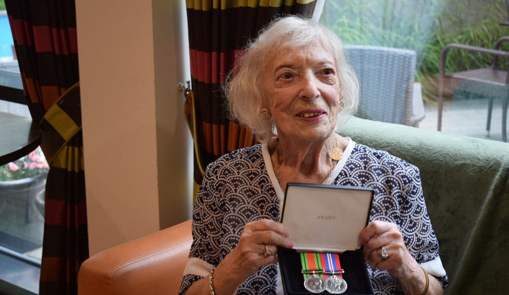 Пережившая Холокост ветеран британской армии получила военные награды к 100-летнему юбилею