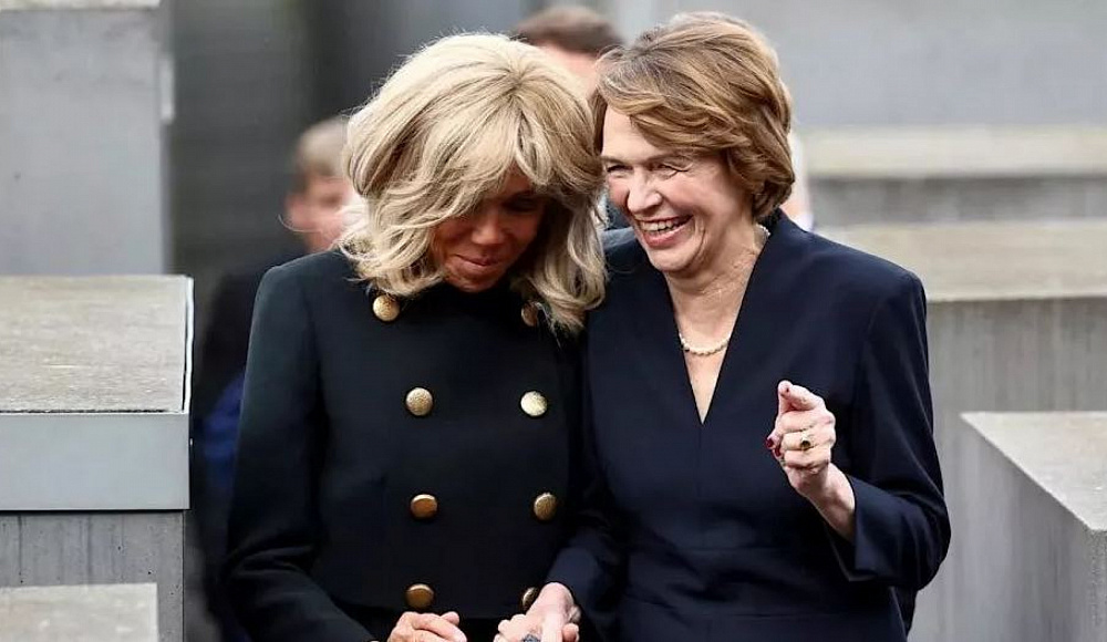 Жен президентов Франции и Германии сфотографировали смеющимися на мемориале Холокоста в Берлине