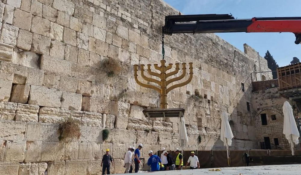 У Стены Плача в Иерусалиме установили ханукальную менору