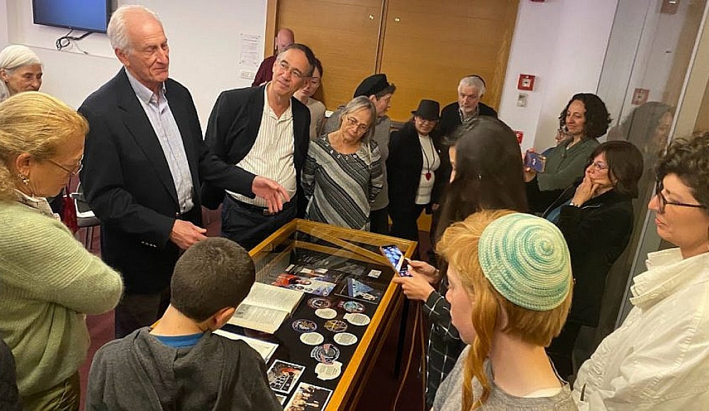 Национальная библиотека Израиля получила в дар дневник астронавта Джеффа Хоффмана