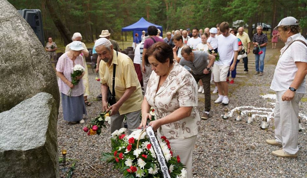 В Погулянском лесу почтили память убитых нацистами евреев Латвии