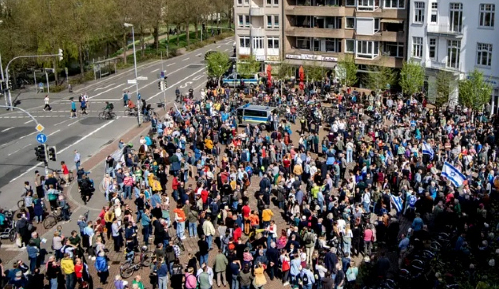 Сотни немцев вышли на демонстрацию в знак солидарности с евреями после нападения на синагогу