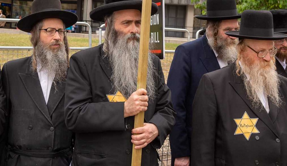 Ультраортодоксальные евреи в Лондоне надели желтые звезды в знак протеста против контроля над образованием в ешивах