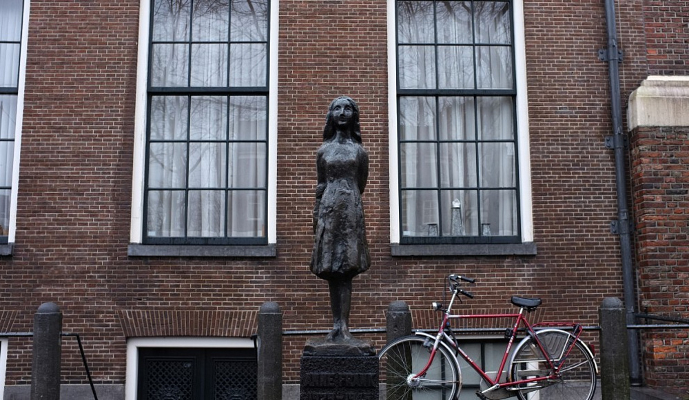 В Амстердаме гражданин Канады получил 2 месяца тюрьмы за антисемитские проекции на дом Анны Франк