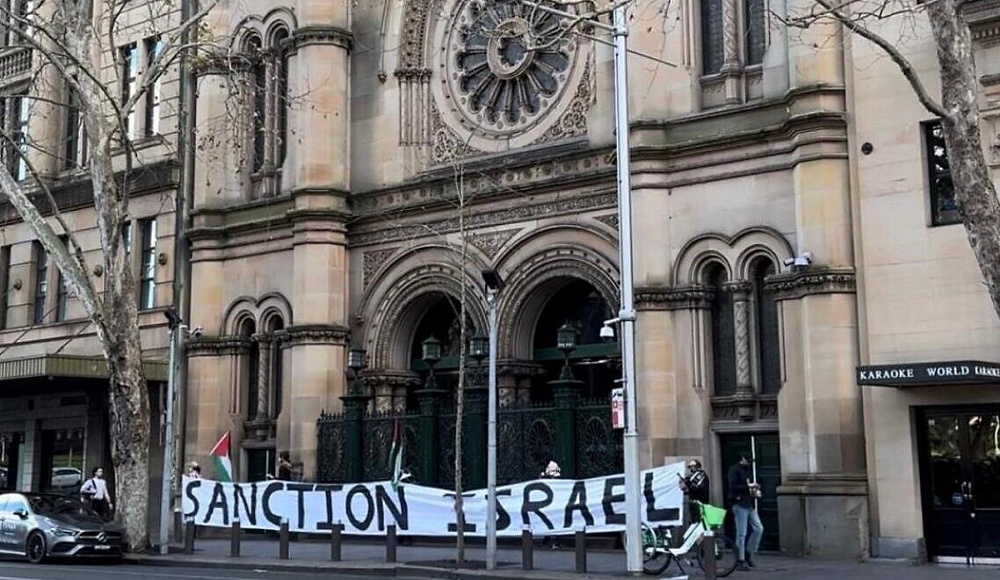 На Большой синагоге Сиднея вывесили транспарант «Санкции против Израиля»