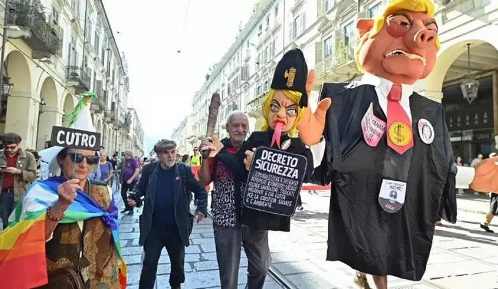 На первомайском шествии в Турине сожгли флаги США и Израиля