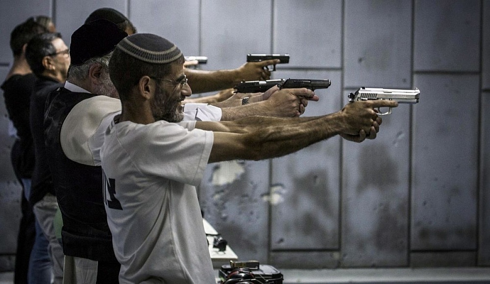 В Израиле упростят процедуру получения оружия для граждан после терактов в Иерусалиме