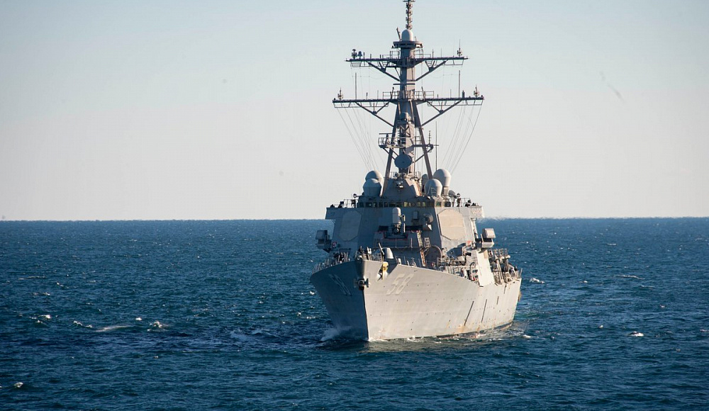 Хуситы напали на два торговых судна в Красном море и атаковали американский эсминец