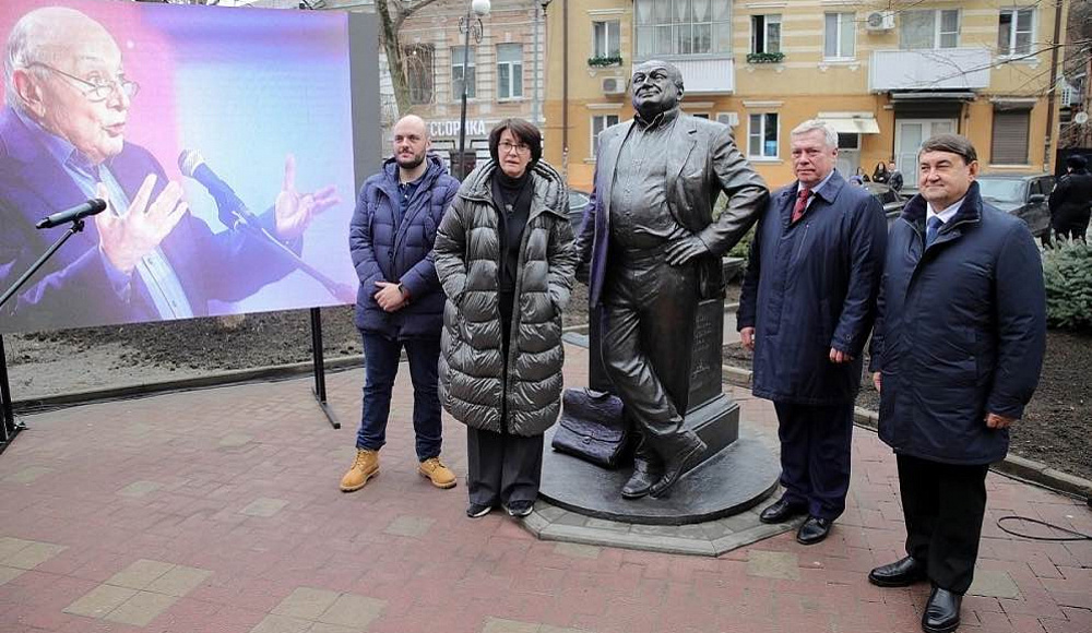 В Ростове-на-Дону открыли памятник сатирику Михаилу Жванецкому