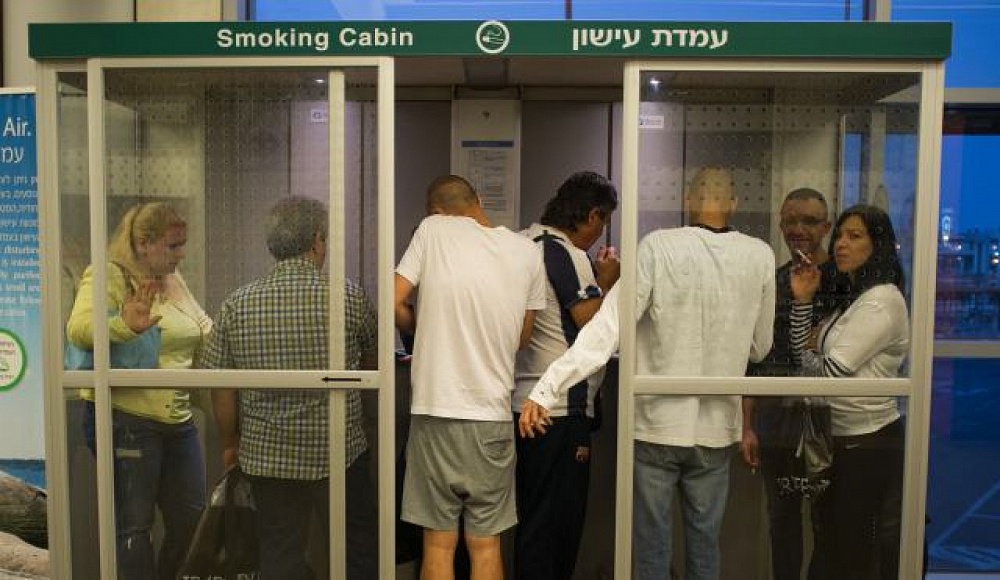 В аэропорту Бен-Гурион снова установили кабинки для курильщиков