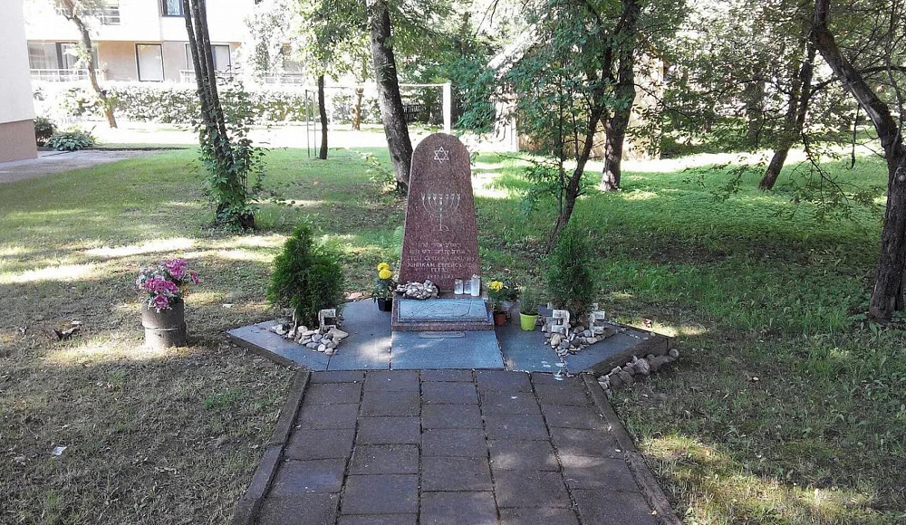 В Литве вандалы опрокинули памятник узникам еврейского гетто