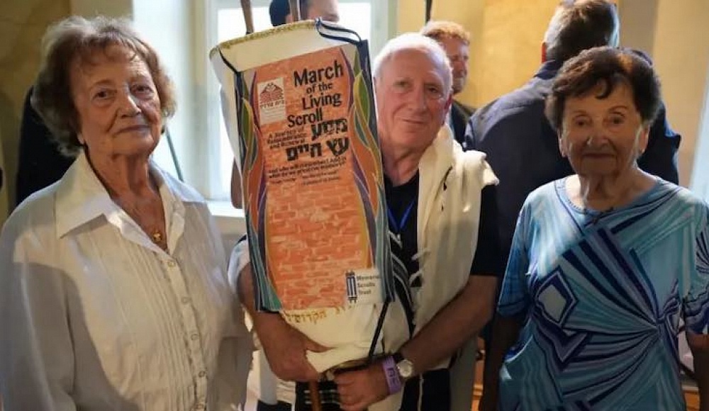 Переживший Холокост свиток Торы из Терезиенштадта передадут музею в Израиле