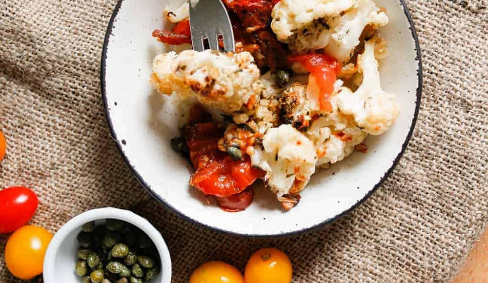Цветная капуста, тушенная с томатами и каперсами