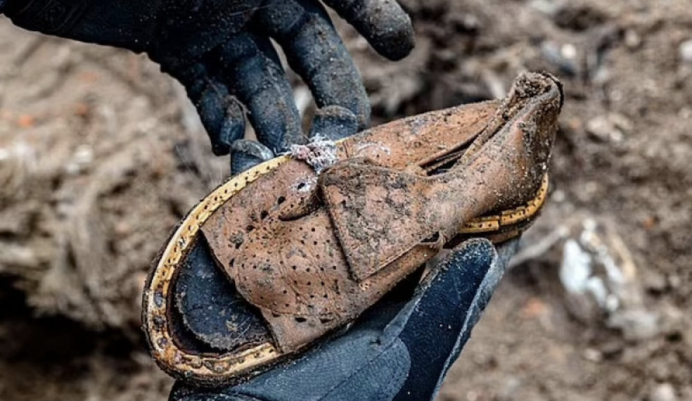 При раскопках в «бункере Анелевича» в Варшавском гетто найдена детская туфелька