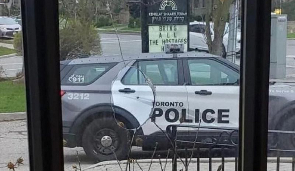 Синагоге в Торонто разбили все окна молотком