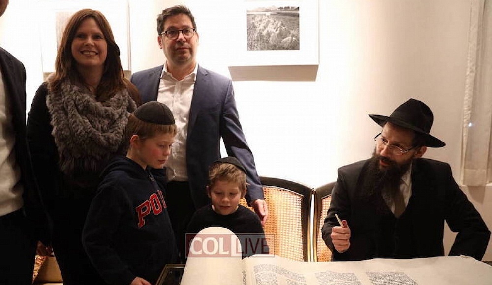 Швейцарская еврейка пожертвовала $30 тысяч на Тору для еврейской общины ОАЭ