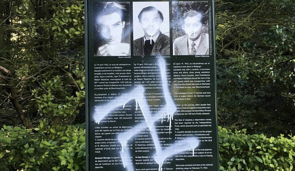 В Брюсселе осквернили свастикой мемориальную доску бойцам Сопротивления, спасавшим евреев в годы войны